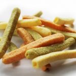 Certaines chips emballées semblant aux légumes emballés sont faites uniquement d&rsquo;amidon de pomme de terre ou de farine de maïs. Les poudres végétales sont généralement responsables des teintes colorées.