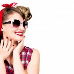 fille-heureuse-dans-style-pin-up-lunettes-soleil-fond-blanc_115318-63
