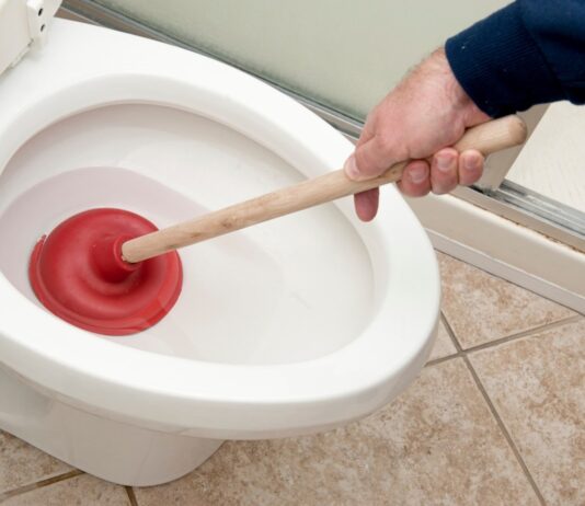 Comment déboucher une toilette ?
