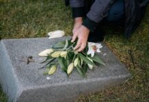Rendre hommage à nos proches : l’importance des plaques funéraires personnalisées