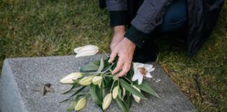 Rendre hommage à nos proches : l’importance des plaques funéraires personnalisées