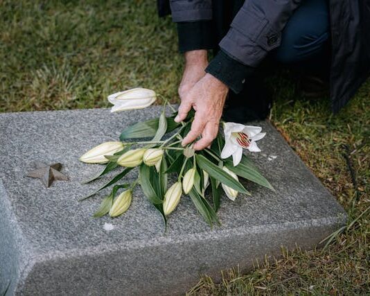 Rendre hommage à nos proches : l’importance des plaques funéraires personnalisées